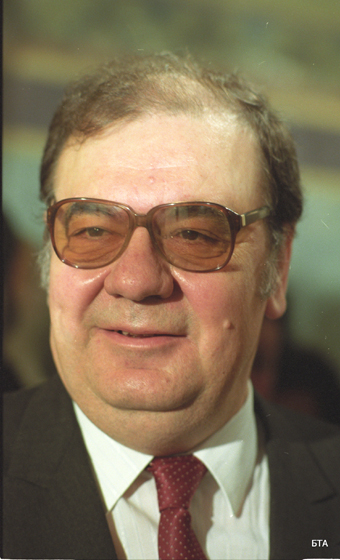 Петър Младенов през 1990 година. Той е президент.